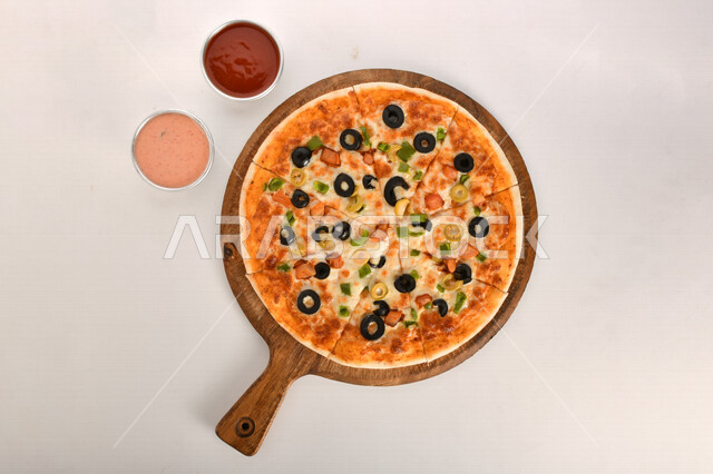 فطيرة البيتزا الشهيه الطازجه, بيتزا بالخضار , قطعه شهيه من فطيرة البيتزا, وجبات سريعه