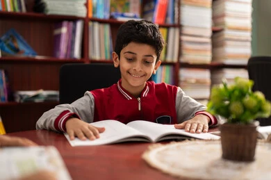 زيارة مكتبة المدرسة، حب الثقافة والاستطلاع، بيئة تعليمية متطورة، تأدية الواجبات المدرسية ، طالب عربي خليجي سعودي يرتدي الزي المدرسي يمسك بيده كتاب، الاستمتاع بقراءة الكتب المدرسية زيارة مكتبة المدرسة، حب الثقافة والاستطلاع، بيئة تعليمية متطورة، تأدية الواجبات المدرسية ، طالب عربي خليجي سعودي يرتدي الزي المدرسي يمسك بيده كتاب، الاستمتاع بقراءة الكتب المدرسية