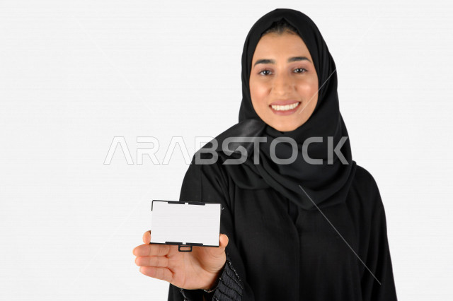 بورتريه لبنت سعودية عربية خليجية ، امرأة سعودية خليجية محجبة تلبس العباءة ، بطاقة تعريفية ، فتاة عربية تقف أمام الكاميرا لأخذ صورة , خلفية بيضاء