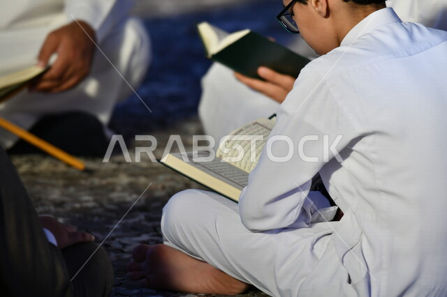 حلقة لتحفيظ القران الكريم, اجتماع الاطفال لحفظ القرآن الكريم في المسجد, العباده والتقرب الى الله