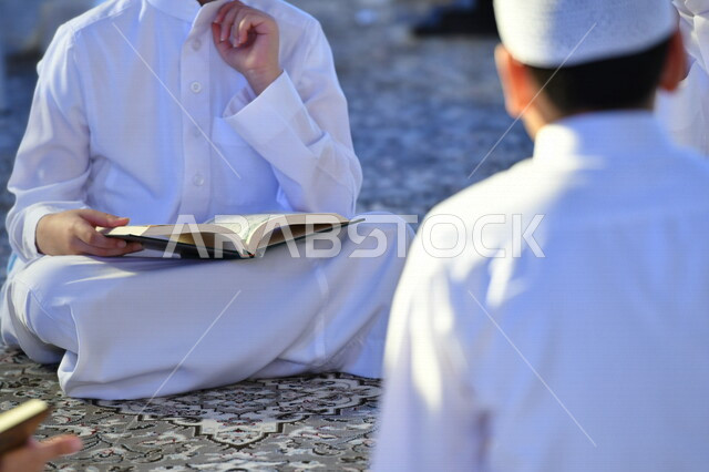 حلقة لتحفيظ القران الكريم, اجتماع الاطفال لحفظ القرآن الكريم في المسجد, العباده والتقرب الى الله