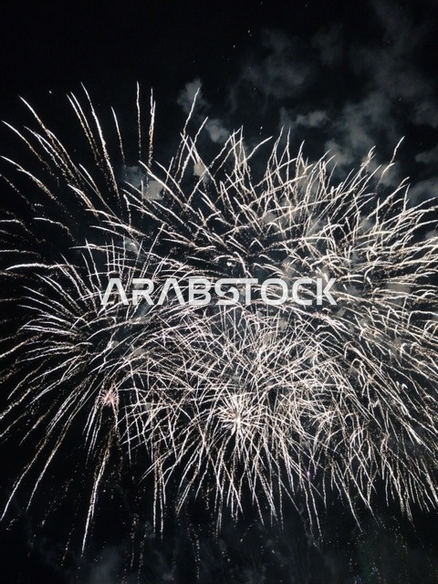 الاستمتاع بالألعاب النارية في الأعياد والمناسبات الوطنية، الاحتفال بالعيد الوطني الكويتي 25 فبراير، احتفالات ومهرجانات في الكويت, المفرقعات في السماء ليلا, إحياء ذكرى يوم العلم