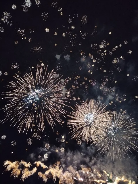 Celebrations and festivals in Kuwait, fireworks in the sky at night, enjoying fireworks during holidays and national occasions, celebrating the Kuwaiti National Day on February 25, commemorating Flag Day.