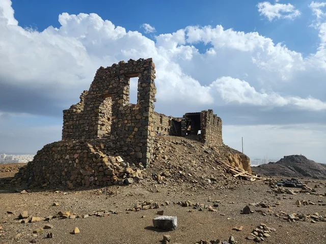 مسجد الخندق على جبل سلع في المدينة المنورة, المساجد السبع الأثرية القديمة في اعلى الجبل في النهار، الهندسة المعمارية على الطراز القديم، اماكن ومناطق إسلامية ودينية مقدسة في المملكة العربية السعودية