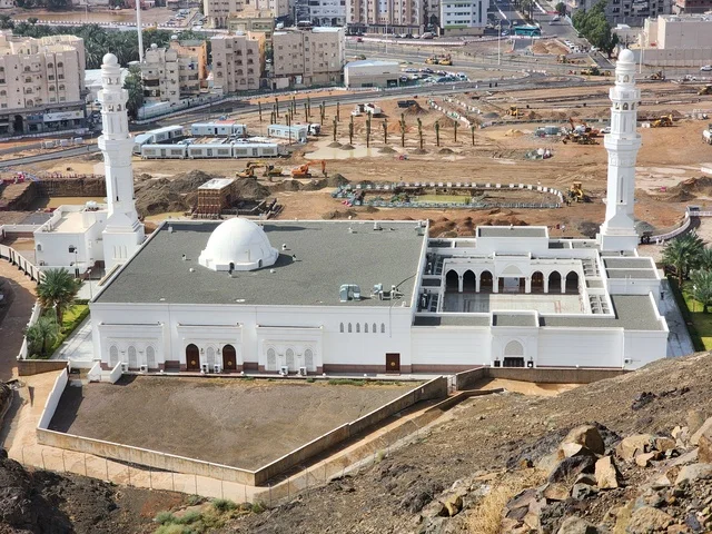 The Trench Mosque in Medina is one of the seven ancient historical mosques, a historical Islamic landmark, an ancient architectural style, sacred religious landmarks, the history of Islam, and Islamic heritage in the Kingdom of Saudi Arabia.