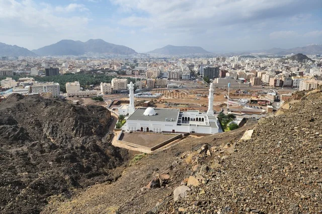 احدي المساجد السبعة الأثرية القديمة، مسجد الخندق في المدينة المنورة، معلم إسلامي تاريخي ، طراز معماري قديم  ،  المعالم الدينية المقدسة ، تاريخ الإسلام والتراث الإسلامي في المملكة العربية السعودية.