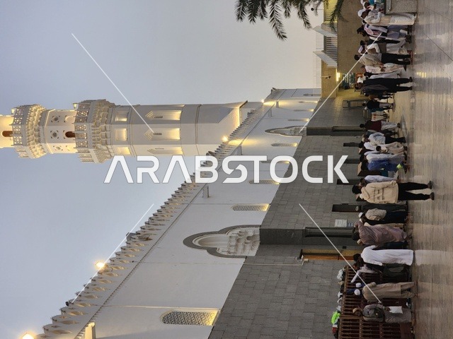 الساحة الخارجية لمسجد قباء في المدينة المنورة وقت النهار، دعوة المسلمين لآداء الصلاة والتقرب إلى الله تعالى، معالم وأماكن دينية مقدسة في المملكة العربية السعودية، المآذن و القبب المضيئة، الفن الهندسي المعماري والديكورات الاسلامية على الطراز الحديث
