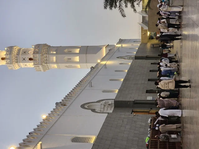 الساحة الخارجية لمسجد قباء في المدينة المنورة وقت النهار، دعوة المسلمين لآداء الصلاة والتقرب إلى الله تعالى، معالم وأماكن دينية مقدسة في المملكة العربية السعودية، المآذن و القبب المضيئة، الفن الهندسي المعماري والديكورات الاسلامية على الطراز الحديث