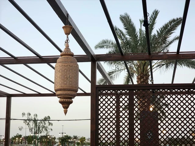 الساحة الخارجية لمسجد قباء في المدينة المنورة وقت النهار، دعوة المسلمين لآداء الصلاة والتقرب إلى الله تعالى، معالم وأماكن دينية مقدسة في المملكة العربية السعودية، المآذن و القبب المضيئة، الفن الهندسي المعماري والديكورات الاسلامية على الطراز الحديث