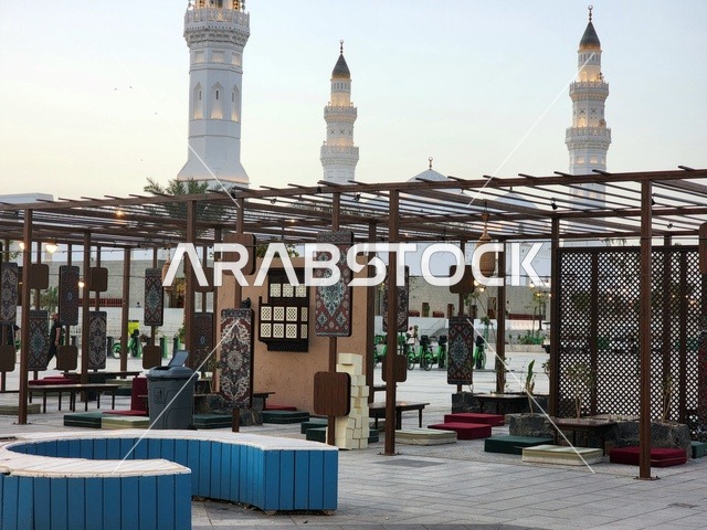 الفن الهندسي المعماري والديكورات الاسلامية على الطراز الحديث، الساحة الخارجية لمسجد قباء في المدينة المنورة وقت النهار، دعوة المسلمين لآداء الصلاة والتقرب إلى الله تعالى، معالم وأماكن دينية مقدسة في المملكة العربية السعودية، المآذن و القبب المضيئة