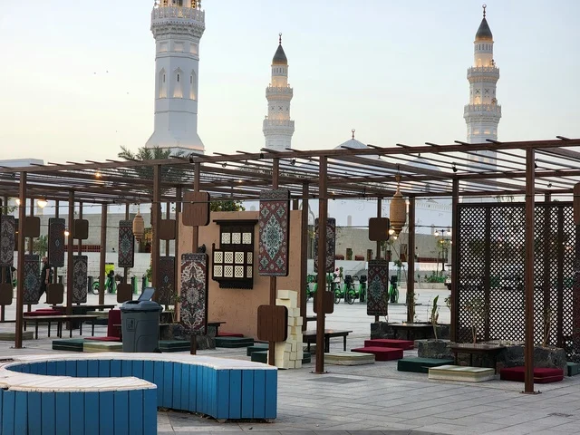 الفن الهندسي المعماري والديكورات الاسلامية على الطراز الحديث، الساحة الخارجية لمسجد قباء في المدينة المنورة وقت النهار، دعوة المسلمين لآداء الصلاة والتقرب إلى الله تعالى، معالم وأماكن دينية مقدسة في المملكة العربية السعودية، المآذن و القبب المضيئة