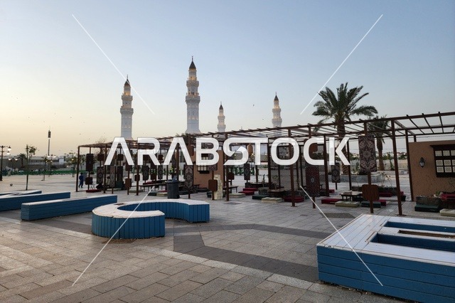 الفن الهندسي المعماري والديكورات الاسلامية على الطراز الحديث، الساحة الخارجية لمسجد قباء في المدينة المنورة وقت النهار، دعوة المسلمين لآداء الصلاة والتقرب إلى الله تعالى، معالم وأماكن دينية مقدسة في المملكة العربية السعودية، المآذن و القبب المضيئة