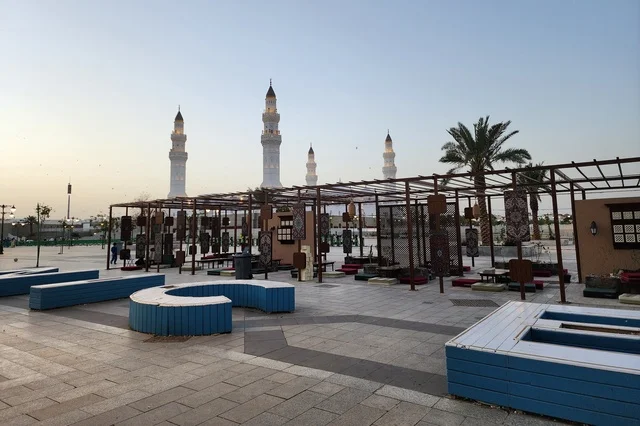 الفن الهندسي المعماري والديكورات الاسلامية على الطراز الحديث، الساحة الخارجية لمسجد قباء في المدينة المنورة وقت النهار، دعوة المسلمين لآداء الصلاة والتقرب إلى الله تعالى، معالم وأماكن دينية مقدسة في المملكة العربية السعودية، المآذن و القبب المضيئة