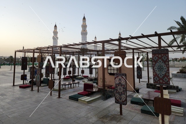 معالم وأماكن دينية مقدسة في المملكة العربية السعودية، الساحة الخارجية لمسجد قباء في المدينة المنورة وقت النهار، دعوة المسلمين لآداء الصلاة والتقرب إلى الله تعالى،  الفن الهندسي المعماري والديكورات الاسلامية على الطراز الحديث
