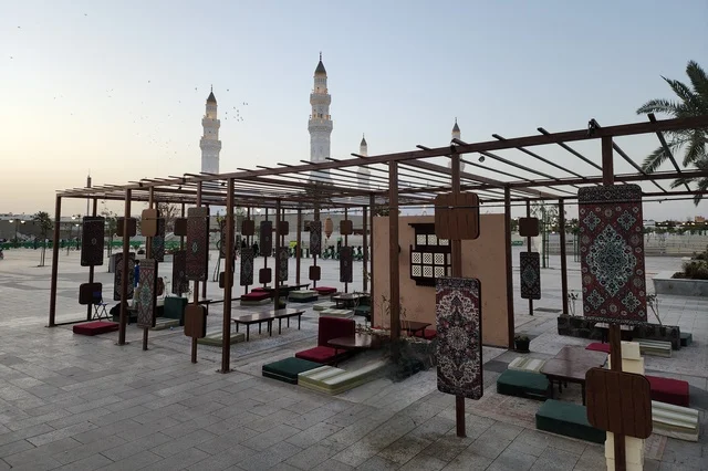 معالم وأماكن دينية مقدسة في المملكة العربية السعودية، الساحة الخارجية لمسجد قباء في المدينة المنورة وقت النهار، دعوة المسلمين لآداء الصلاة والتقرب إلى الله تعالى،  الفن الهندسي المعماري والديكورات الاسلامية على الطراز الحديث