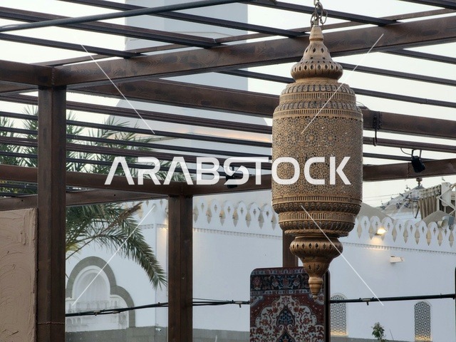 معالم وأماكن دينية مقدسة في المملكة العربية السعودية، الساحة الخارجية لمسجد قباء في المدينة المنورة وقت النهار، دعوة المسلمين لآداء الصلاة والتقرب إلى الله تعالى،  الفن الهندسي المعماري والديكورات الاسلامية على الطراز الحديث