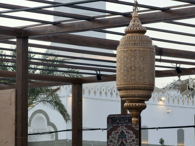 معالم وأماكن دينية مقدسة في المملكة العربية السعودية، الساحة الخارجية لمسجد قباء في المدينة المنورة وقت النهار، دعوة المسلمين لآداء الصلاة والتقرب إلى الله تعالى،  الفن الهندسي المعماري والديكورات الاسلامية على الطراز الحديث