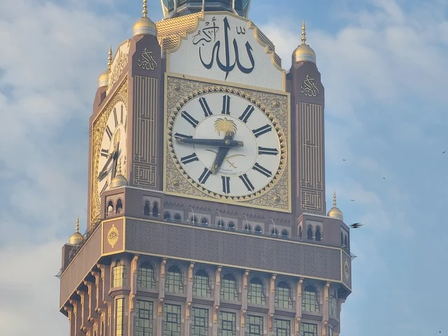 مبنى برج الساعة الملكي بالمسجد الحرام بمكة المكرمة  ، أطول برج ساعة في العالم ، معالم المملكة العربية السعودية