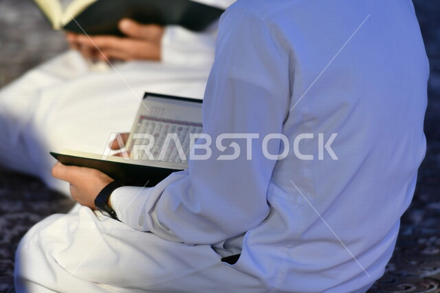 حلقة لتحفيظ القران الكريم, اجتماع الاطفال لحفظ القرآن الكريم في المسجد, العباده والتقرب الى الله