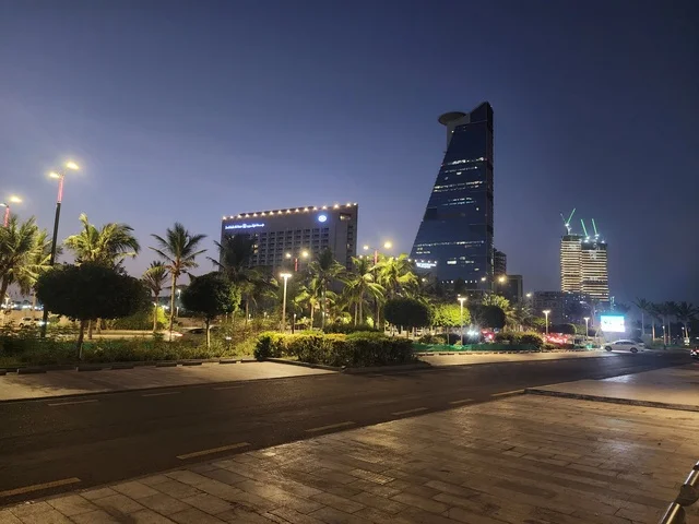 برج جدة بالمملكة العربية السعودية، الواجهه البحرية، الاشجار والنباتات الخضراء، كورنيش جدة، معالم جدة المشهورة، السياحة في السعودية