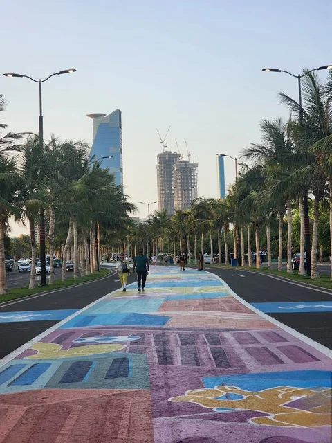 صورة لممشى كورنيش جدة الواجهة البحرية في مدينة جدة بالمملكة العربية السعودية ، المعالم السياحية في المدينة الساحلية بجدة