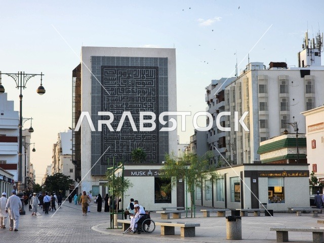 لافتة جدارية كبيرة, أماكن ومعالم دينية اسلامية مشهورة، مبنى آية الكرسي في جادة قباء في المدينة المنورة، الفن الهندسي المعماري على الطراز التقليدي القديم، النوافير المائية والأسواق, العبادة والتقرب الى الله