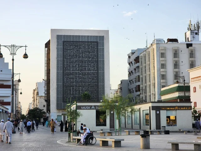 لافتة جدارية كبيرة, أماكن ومعالم دينية اسلامية مشهورة، مبنى آية الكرسي في جادة قباء في المدينة المنورة، الفن الهندسي المعماري على الطراز التقليدي القديم، النوافير المائية والأسواق, العبادة والتقرب الى الله