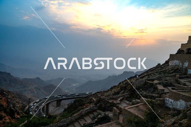 الجبال والمرتفعات الصخرية في الطائف غرب المملكة العربية السعودية وقت الصباح، الطبيعة الجبلية في الطائف، القمم والمرتفعات الجبلية، جبال الطائف، السياحة في السعودية