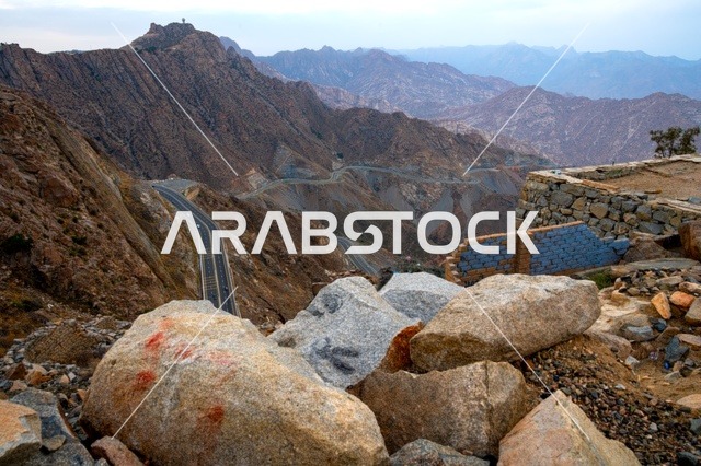 الطبيعة الجبلية في الطائف، الجبال والمرتفعات الصخرية في الطائف غرب المملكة العربية السعودية وقت الصباح، القمم والمرتفعات الجبلية، جبال الطائف، السياحة في السعودية