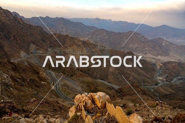 الطبيعة الجبلية في الطائف، الجبال والمرتفعات الصخرية في الطائف غرب المملكة العربية السعودية وقت الصباح، القمم والمرتفعات الجبلية، جبال الطائف، السياحة في السعودية