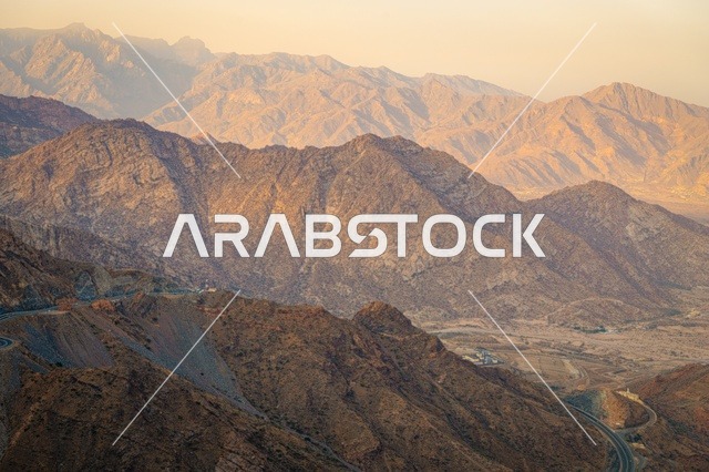 الطبيعة الجبلية في الطائف، الجبال والمرتفعات الصخرية في الطائف غرب المملكة العربية السعودية وقت الصباح، القمم والمرتفعات الجبلية، جبال الطائف، السياحة في السعودية