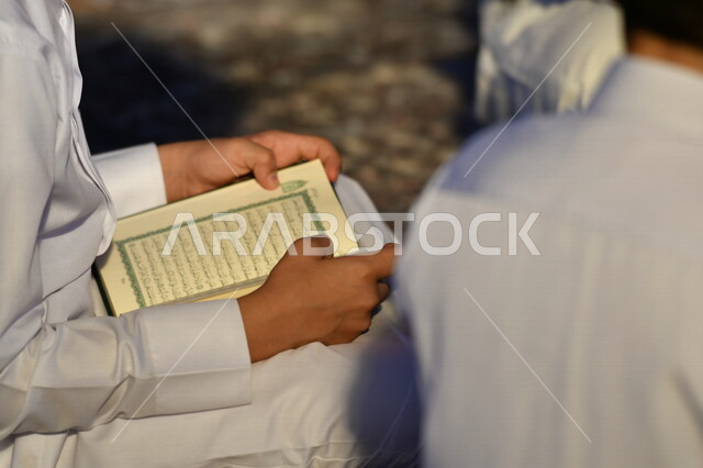 حلقة لتحفيظ القران الكريم, اجتماع الاطفال لحفظ القرآن الكريم في المسجد, العباده والتقرب الى الله