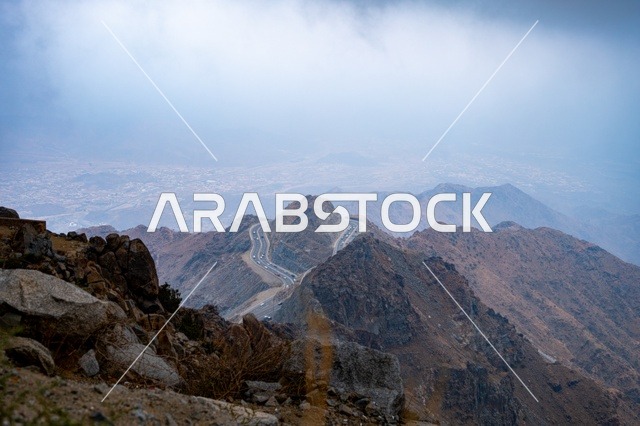 القمم والمرتفعات الجبلية، الجبال والمرتفعات الصخرية في الطائف غرب المملكة العربية السعودية وقت الصباح، الطبيعة الجبلية في الطائف، جبال الطائف، السياحة في السعودية