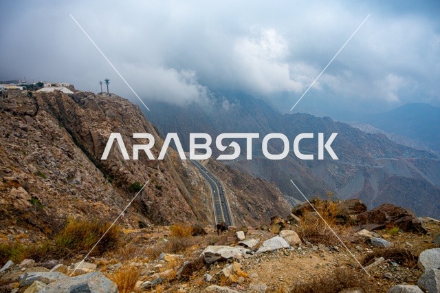 القمم والمرتفعات الجبلية، الجبال والمرتفعات الصخرية في الطائف غرب المملكة العربية السعودية وقت الصباح، الطبيعة الجبلية في الطائف، جبال الطائف، السياحة في السعودية