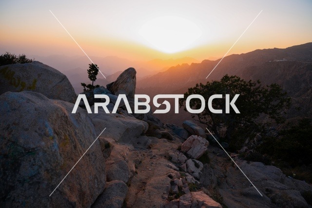 غروب الشمس الخلاب فوق جبال الشفا، مدينة الطائف، معالم المملكة العربية السعودية - منظر جبلي خلاب مع سماء نابضة بالحياة