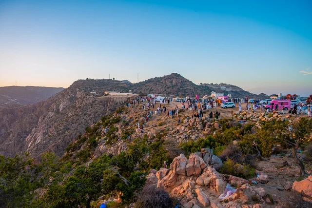 غروب الشمس الخلاب فوق جبال الشفا، مدينة الطائف، معالم المملكة العربية السعودية - منظر جبلي خلاب مع سماء نابضة بالحياة