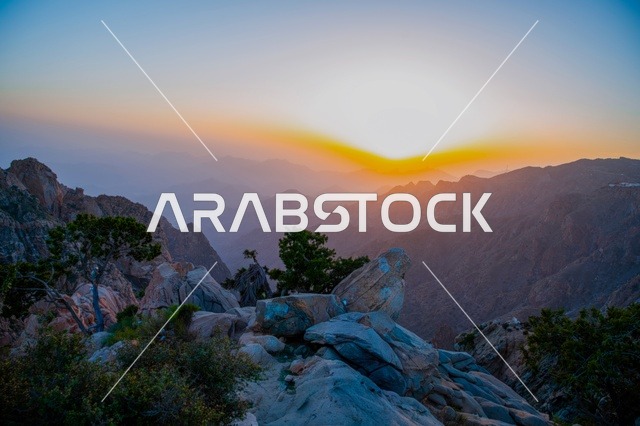 معالم المملكة العربية السعودية غروب الشمس الخلاب فوق جبال الشفا، مدينة الطائف،  منظر جبلي خلاب مع سماء نابضة بالحياة