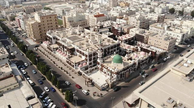 The Abdul Raouf Khalil Museum in Jeddah is one of the most prominent heritage and cultural landmarks, showcasing the history and civilization of the Kingdom of Saudi Arabia. It houses rare archaeological artifacts and heritage models, making it a cultural tourist destination for lovers of heritage and history. The museum features a distinctive architectural design that combines authenticity and tradition, and it is a notable tourist site in the city of Jeddah.