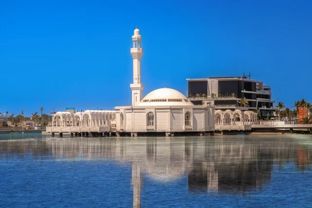 Daytime view of Jeddah waterfront beach, where the clear blue waters of the Red Sea meet the wide horizon, showcasing the serene beauty of Jeddah and its stunning coastal charm.