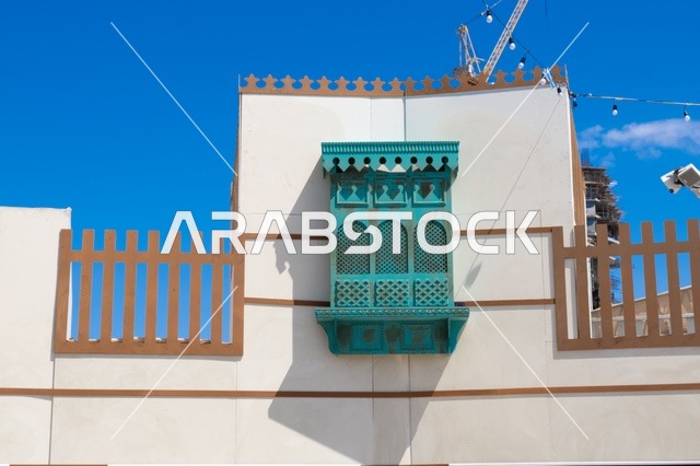 التميز بالطراز الحجازي العريق وزخارفه الخشبية التقليدية (الروشان)، مشهد معماري من مباني جدة التاريخية، أصالة جدة القديمة وتراثها المعماري الفريد.