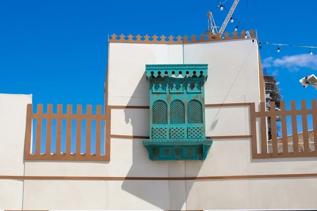 The distinction of the ancient Hijazi style and its traditional wooden decorations (the Roshans), an architectural scene from the historical buildings of Jeddah, reflects the authenticity of old Jeddah and its unique architectural heritage.