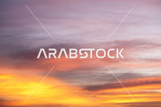 مشهد ساحر لغروب الشمس على شاطئ جدة، تلون السماء بألوان دافئة ،تشكيل لوحة طبيعية خلابة على الواجهة البحرية.