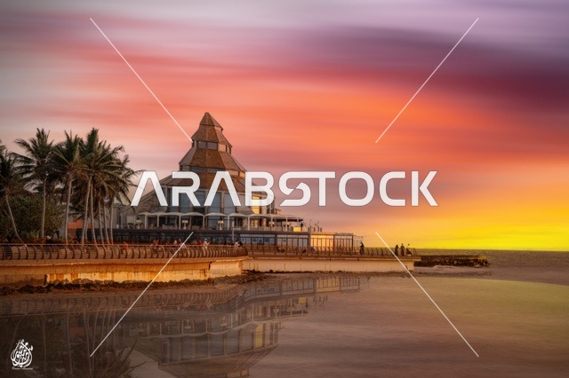 مشهد ساحر لغروب الشمس على شاطئ جدة، تلون السماء بألوان دافئة ،تشكيل لوحة طبيعية خلابة على الواجهة البحرية.