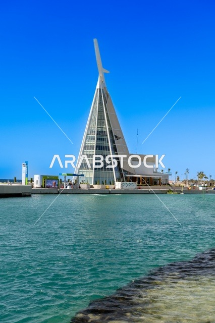 منتزهات على الواجهة البحرية، مشهد نهاري ساحر لشاطئ جدة ومعالمها المميزة ،  التقاء مياه البحر الأحمر الزرقاء الصافية مع الأفق الواسع، ، أجواء هادئة تعكس جمال مدينة جدة وروعة طبيعتها الساحلية.