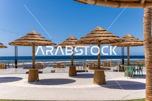 منتزهات على الواجهة البحرية، مشهد نهاري ساحر لشاطئ جدة ومعالمها المميزة ،  التقاء مياه البحر الأحمر الزرقاء الصافية مع الأفق الواسع، ، أجواء هادئة تعكس جمال مدينة جدة وروعة طبيعتها الساحلية.