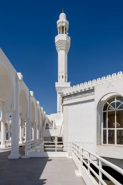 مشهد نهاري ساحر لشاطئ جدة ومعالمها المميزة ، مساجد وفنادق ومنتزهات على الواجهة البحرية،   أجواء هادئة تعكس جمال مدينة جدة وروعة طبيعتها الساحلية.