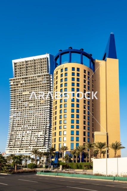 فنادق ومنتزهات على الواجهة البحرية، مشهد نهاري ساحر لشاطئ جدة ومعالمها المميزة ، أجواء هادئة تعكس جمال مدينة جدة وروعة طبيعتها الساحلية.