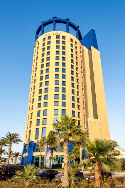 فنادق ومنتزهات على الواجهة البحرية، مشهد نهاري ساحر لشاطئ جدة ومعالمها المميزة ، أجواء هادئة تعكس جمال مدينة جدة وروعة طبيعتها الساحلية.