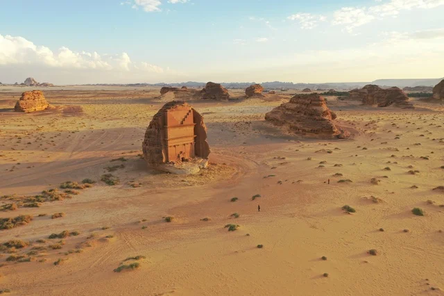 الجمال التاريخي لقرية العلا التراثية بمدينة العلا غرب المملكة العربية السعودية ، أماكن سياحية بالسعودية ، معالم تاريخية وأثرية قديمة في بلدة العلا القديمة ، مباني طينية قديمة ، حضارة العلا العربية الإسلامية القديمة ، محافظة العلا بالسعودية