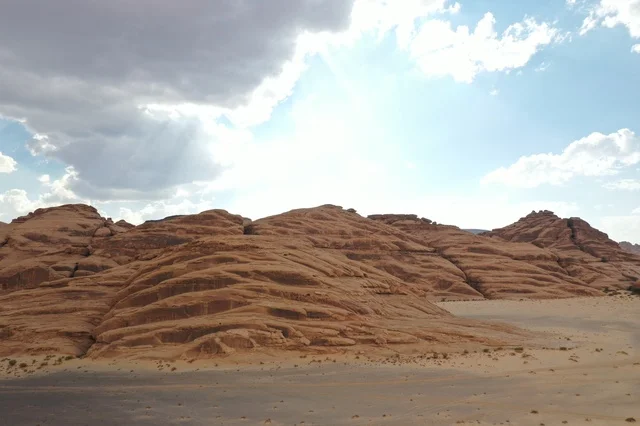 حضارة العلا العربية الإسلامية القديمة ، الجمال التاريخي لقرية العلا التراثية بمدينة العلا غرب المملكة العربية السعودية ، أماكن سياحية بالسعودية ، معالم تاريخية وأثرية قديمة في بلدة العلا القديمة ، مباني طينية قديمة ،محافظة العلا بالسعودية